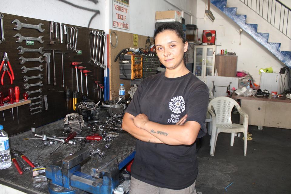 ÇIRAK BULAMAYAN EŞİNE DESTEK İÇİN BAŞLADI, MOTOR USTASI OLDU
