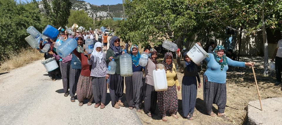 Işıklı'da yaz günü susuz kaldılar: Bidonlarla su taşıyan köylüler destek istedi