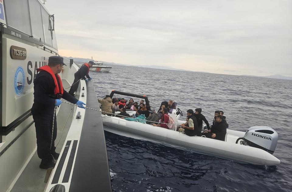 Didim açıklarında 27 düzensiz göçmen kurtarıldı