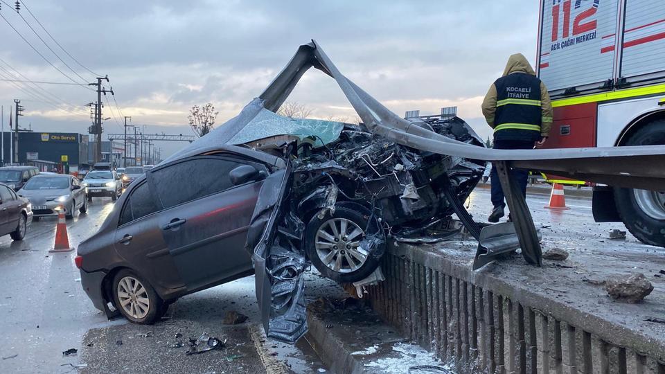 Otomobil bariyerlere ok gibi saplandı