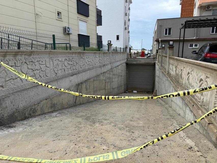 Yolu kısaltmak isteyen eski muhtar apartman boşluğuna düşerek can verdi