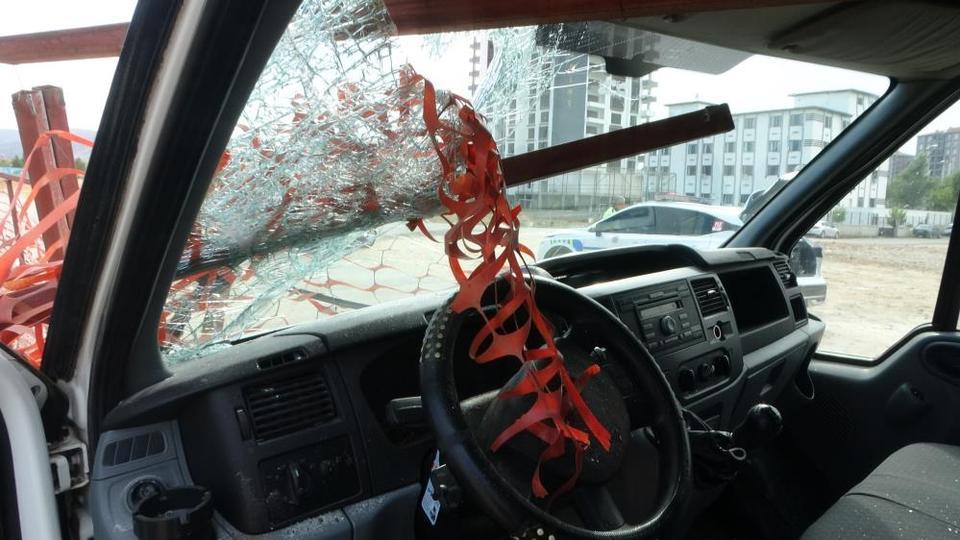 Minibüs kazası felakete dönüştü: Demir korkuluk sürücünün kafasına saplandı