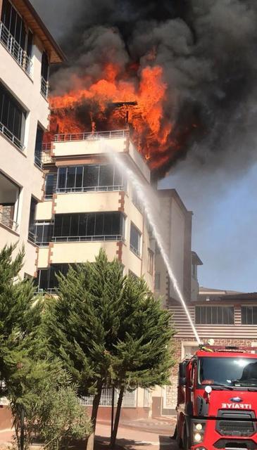4 katlı binanın terasında yangın