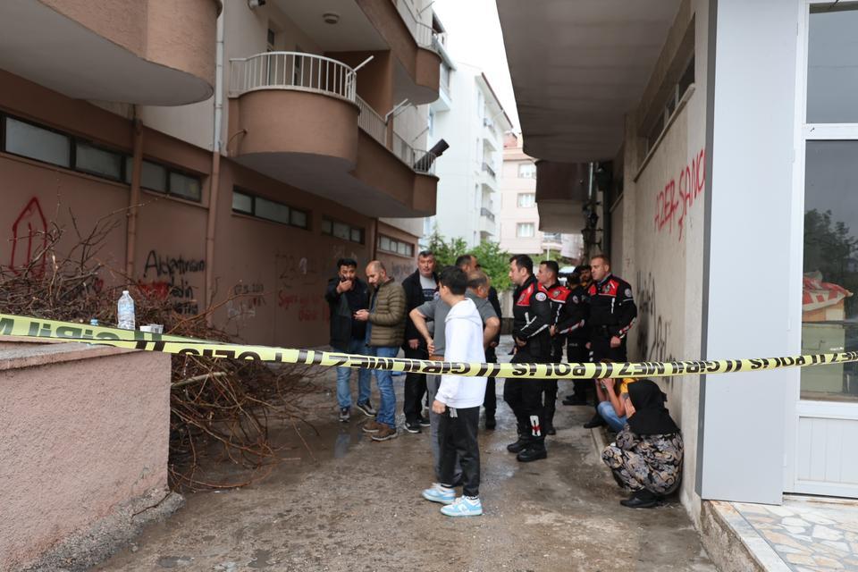 BALKONDAN DÜŞEN KADIN HAYATINI KAYBETTİ