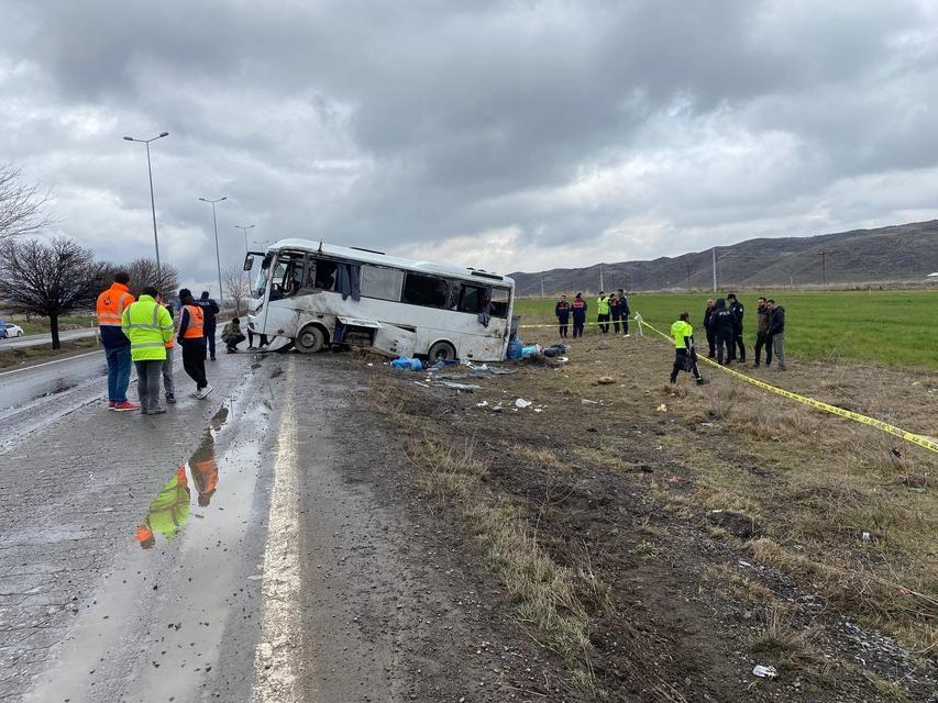 CEZAEVİ NAKİL ARACI DEVRİLDİ: 1'İ AĞIR 11 YARALI