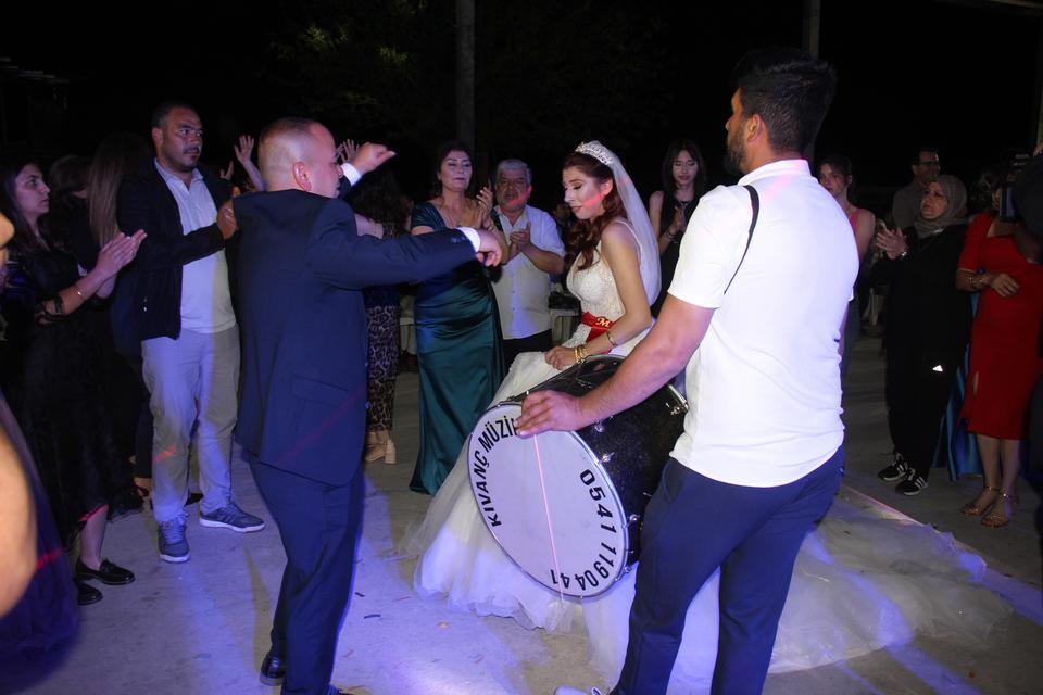 PANDEMİDE NİKAHLANAN ÇİFTİN DÜĞÜN HAYALİ 5 YIL SONRA GERÇEK OLDU NİKAHLARI SESSİZDİ, DÜĞÜNLERİ İSE DAVULLU-ZURNALI "NİKAHIMIZA ANNE-BABAMIZ BİLE GELEMEMİŞTİ"