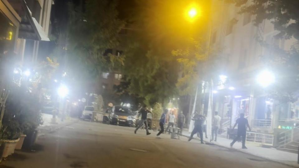 Kahvehane önünde kavga: Tabureler havada uçtu