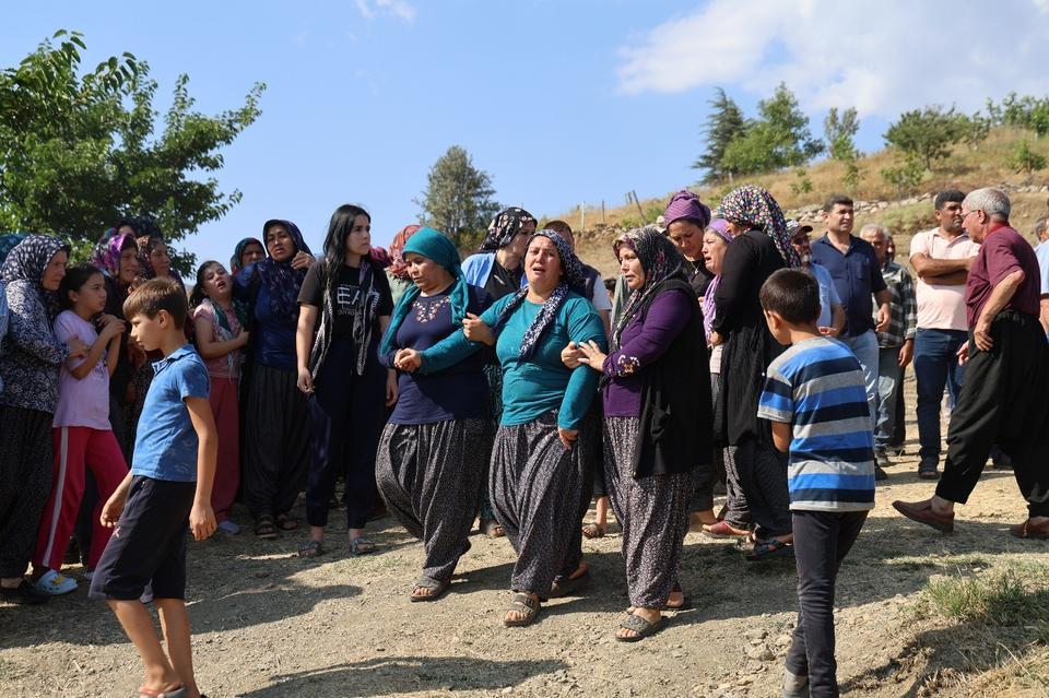 FECİ KAZADA HAYATINI KAYBEDEN 1'İ BEBEK 5 KİŞİ SON YOLCULUĞUNA UĞURLANDI ANNE DUYGU YILMAZ VE 8 AYLIK BEBEĞİ BİRLİKTE DEFNEDİLDİ
