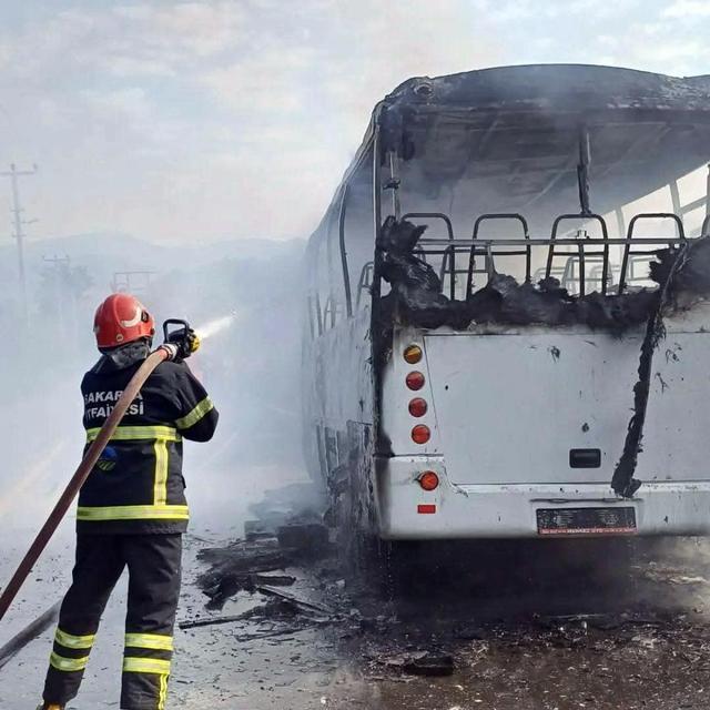 İşçi servisi alev topuna döndü
