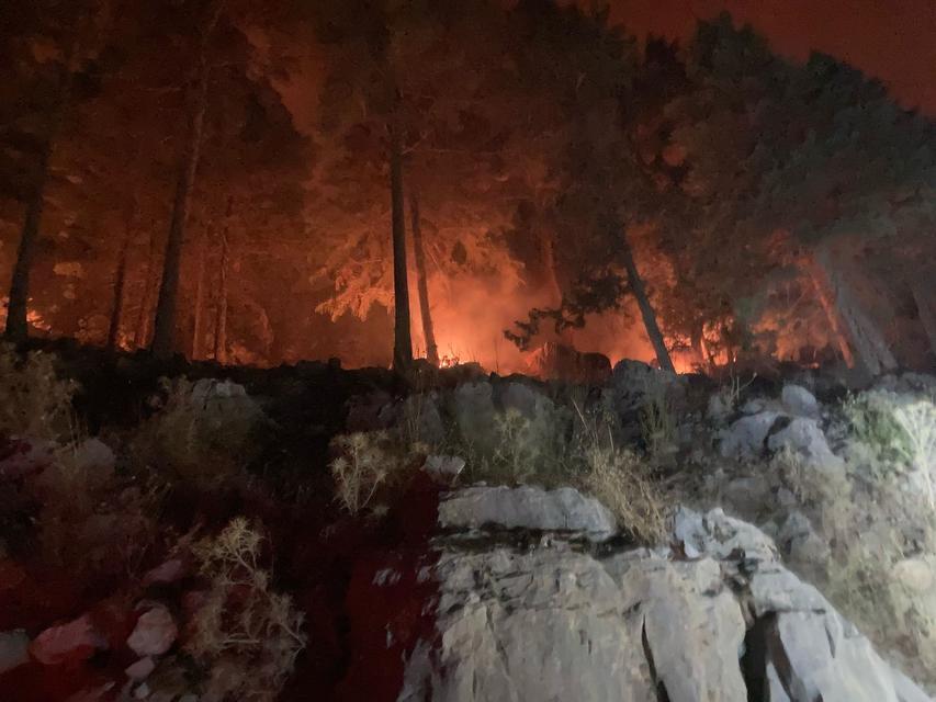 Yangın yerleşim alanına dayandı, mahalle tahliye edildi
