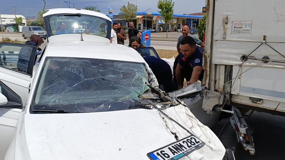 Kontrolden çıkan otomobil benzinlikteki tıra çarptı