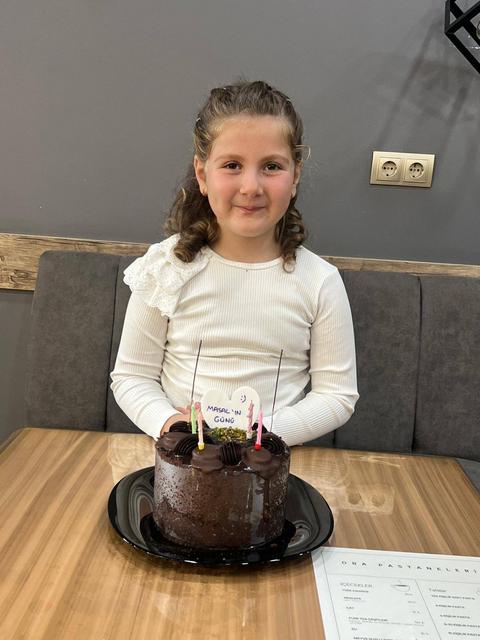 Lösemeyi yenen Masal,pasatasını kesti