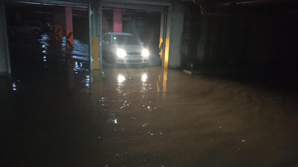 Sağanak etkili oldu, iş yerlerini su bastı