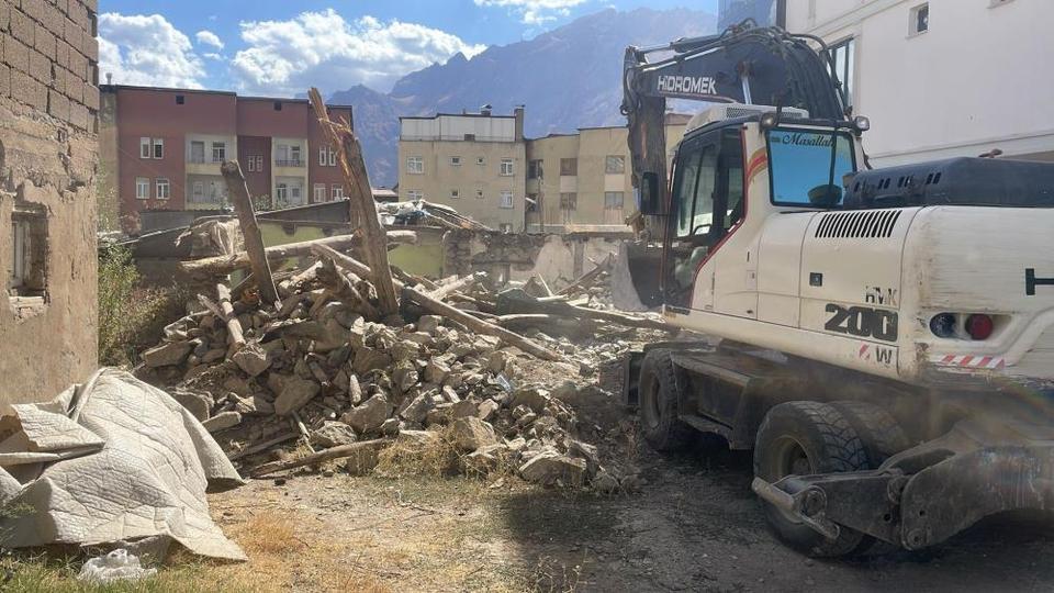 Metruk binalar tek tek yıktırılıyor