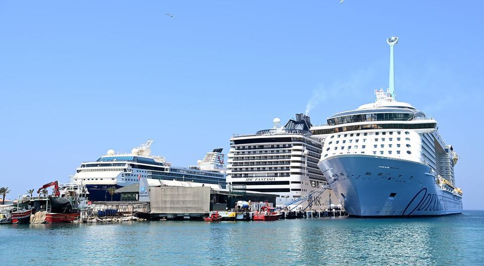 Kuşadası'na üç gemiyle toplam 9 bin 600 turist geldi