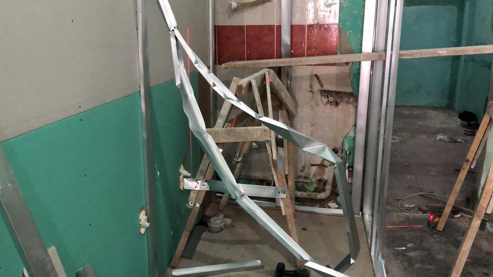 HASTANEYE KALDIRILIRKEN BİLE TELEFONU ELİNDEN BIRAKMADI TADİLATTA İSKELEDEN DÜŞEN ADAM BACAĞINDAN YARALANDI