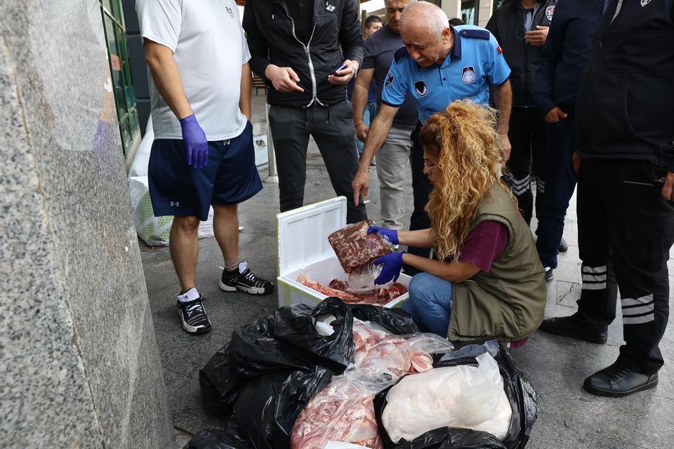 İzmir'den Antalya'ya yolcu otobüsüyle çöp poşetinde 300 kilo et gönderdiler