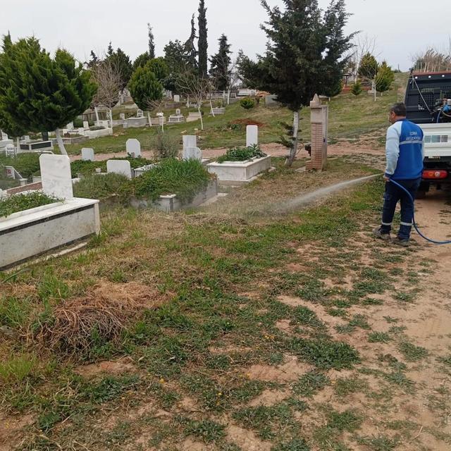Didim'de mezarlıklar bayrama hazırlanıyor