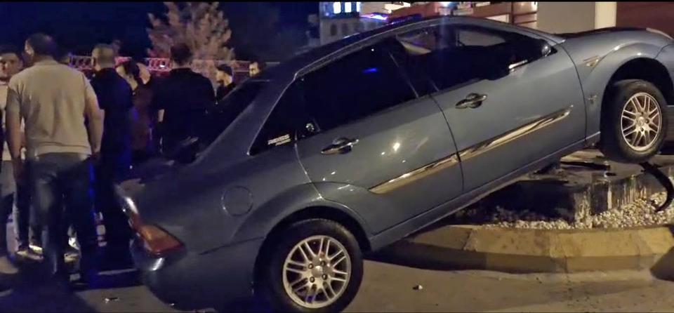 Otomobil orta refüje çıktı: Sürücü yaralandı