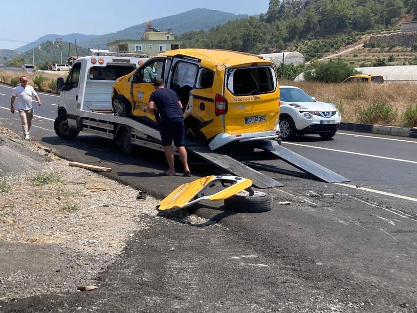 Karşı şeride geçen hafif ticari araç ticari taksiyle çarpıştı