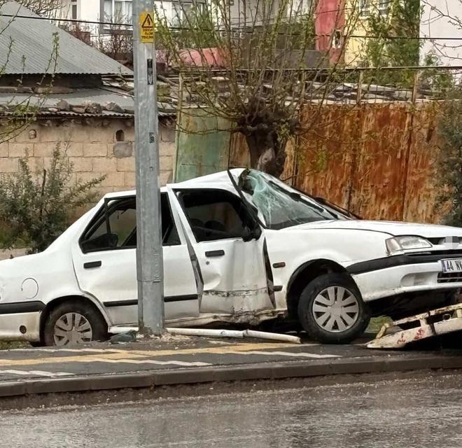 Kontrolden çıkan otomobil elektrik direğine çarptı