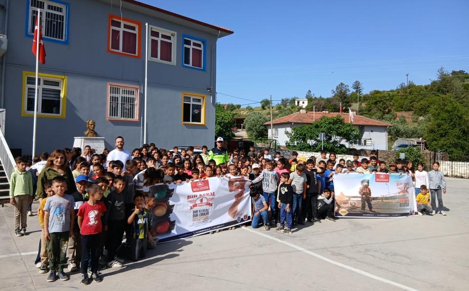 Jandarma ekipleri binlerce öğrenciye eğitim verdi