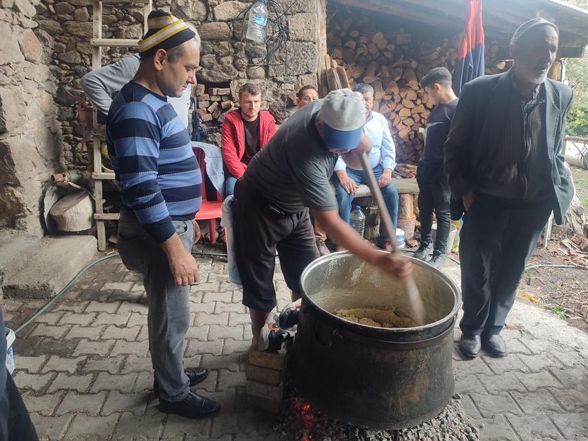 MANİSA'DA 3 BİN YILLIK GELENEK DEVAM EDİYOR ANADOLU'NUN EN YAYGIN GELENEKLERİNDEN BİRİ OLAN ÖLÜ HELVASI GELENEĞİ DEVAM EDİYOR ÖLÜ HELVASI, KÖZ ATEŞİNDE BÜYÜK KAZANLAR İÇİNDE UN, SU VE ŞEKER KARIŞIMININ SÜREKLİ KARIŞTIRILMASIYLA YAPILIYOR