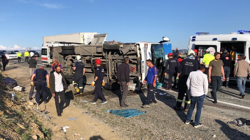 ELAZIĞ'DA YOLCU MİDİBÜSÜ KARŞI ŞERİDE GEÇEREK YAN YATTI: 25 YARALI