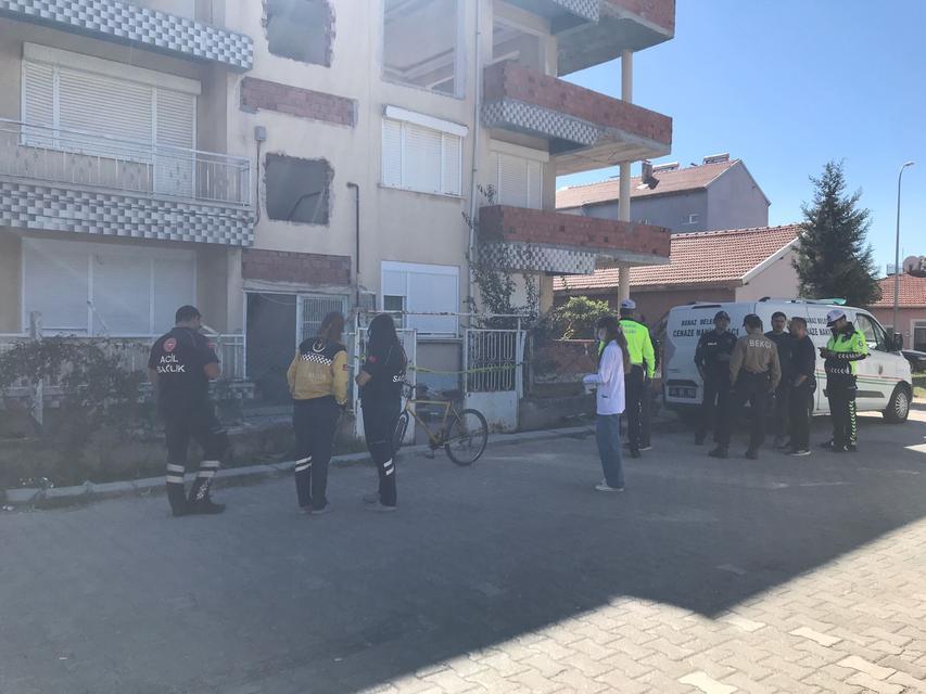 UŞAK'TA İNŞAAT ERKEK CESEDİ BULUNDU