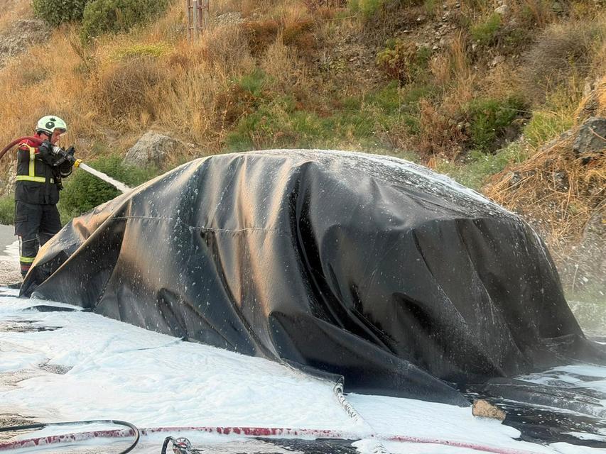 8 MİLYON TL'LİK ELEKTRİKLİ MERCEDES OTO, SEYİR HALİNDEYKEN YANMAYA BAŞLADI SÖNDÜRÜLMESİ MÜMKÜN OLMAYAN LÜKS OTOMOBİL, YAKLAŞIK 12 SAAT KONTROLLÜ OLARAK YANDI AYDIN BÜYÜKŞEHİR BELEDİYESİ'NİN YENİ NESİL SÖNDÜRME APARATLARI SAYESİNDE YANGININ ORMANA SIÇRAMASI ÖNLENDİ