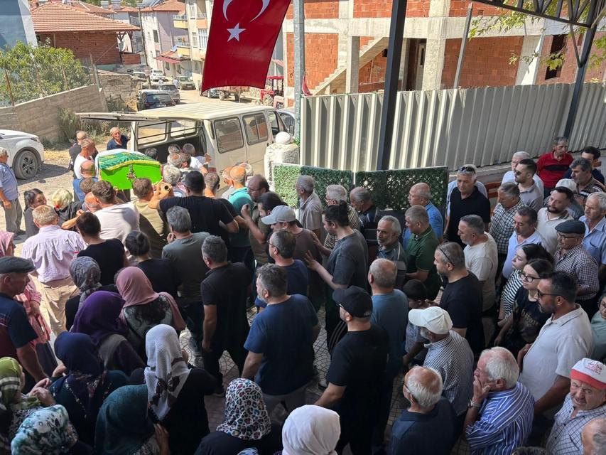 Evinde ölü bulunan üniversiteli genç kız defnedildi