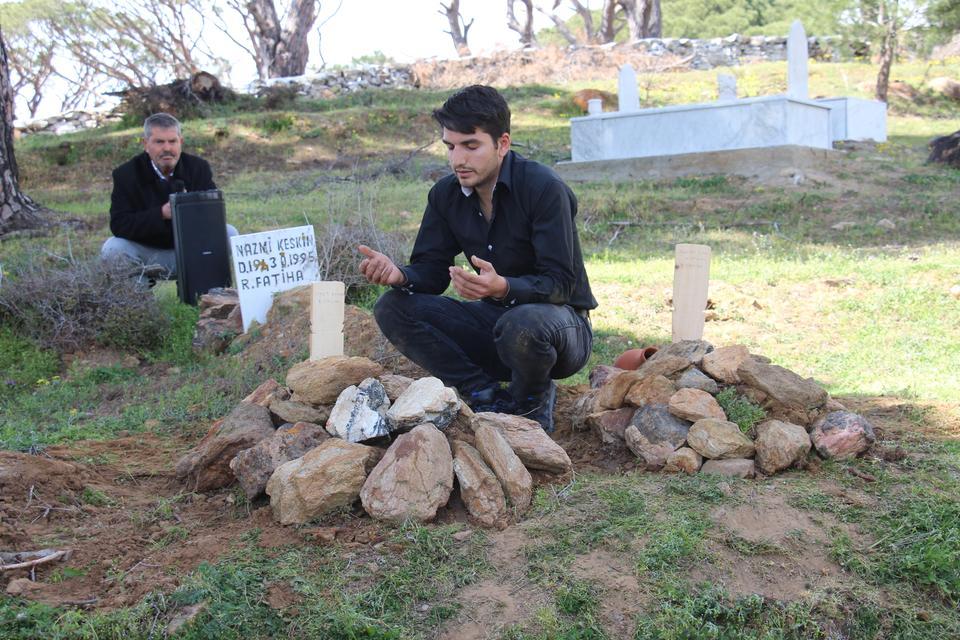 ÖZ BABALARI TARAFINDAN ÖLDÜRÜLEN BEBEKLER AYNI TABUTTA TAŞINDI YAN YANA GÖMÜLEN BEBEKLERE MEZARDA İSİMLERİ VERİLDİ AĞABEY VEFA KESKİN, BABASININ ÖLDÜRÜP GÖMDÜĞÜ 2 KARDEŞİ DAHA OLDUĞUNU İLERİ SÜRDÜ