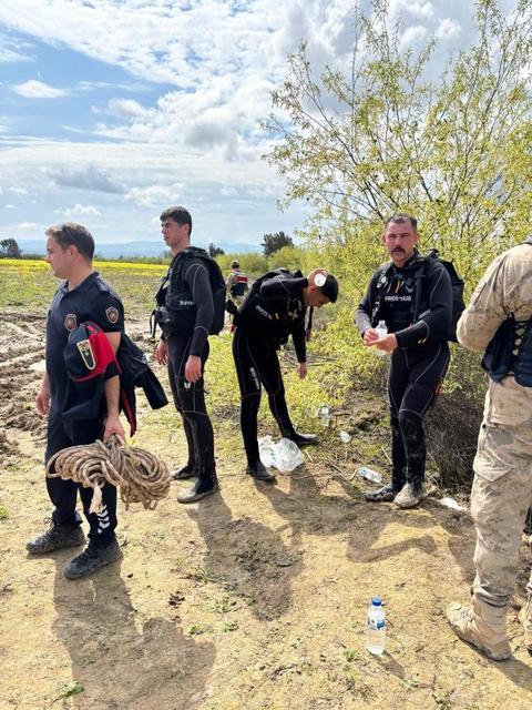 Nehirde kimliği belirsiz erkek cesedi bulundu