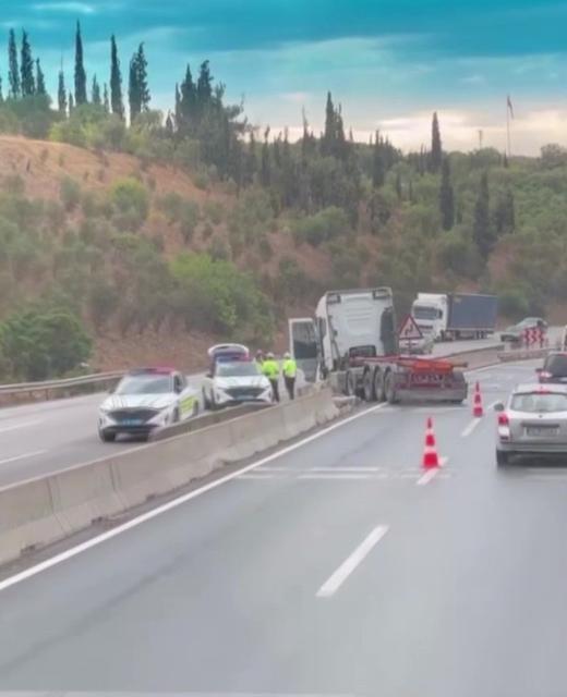 Seyir halindeki tır beton bariyere çarptı