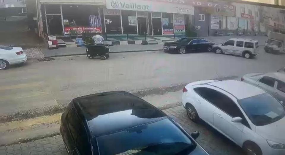 Kontrolden çıkan otomobil park halindeki araca çarptı