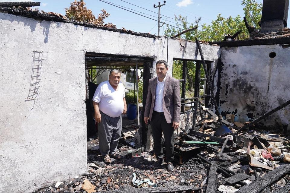 Başkan Tezcan evi yanan vatandaşları yalnız bırakmadı