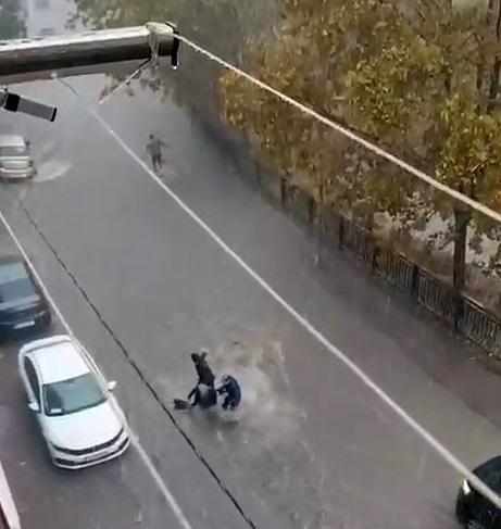 Suya kapılan kadın sürüklendi