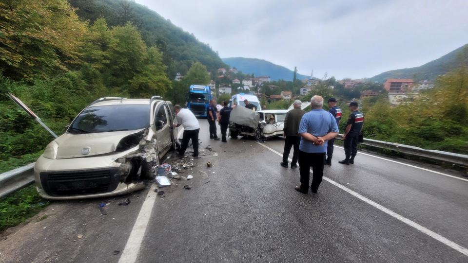 İKİ ARACIN ÇARPIŞTIĞI KAZADA 7 KİŞİ YARALANDI, ARACIN ÖN CAMINA SIKIŞAN VATANDAŞI İTFAİYE KURTARDI