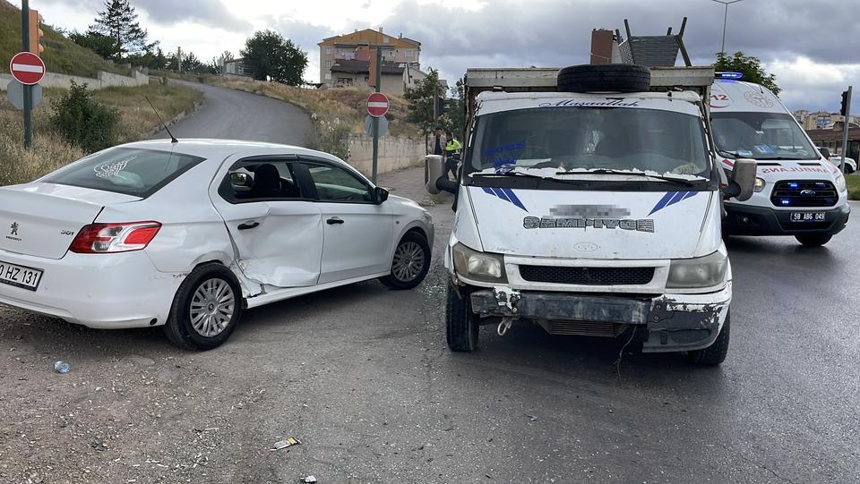 Otomobil ve kamyonet çarpıştı: 3 yaralı