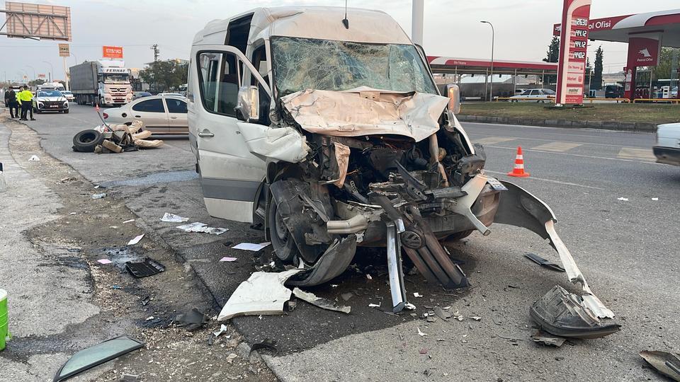 ŞANLIURFA'DA İŞÇİ SERVİSİ İLE TIR ÇARPIŞTI: 12 YARALI