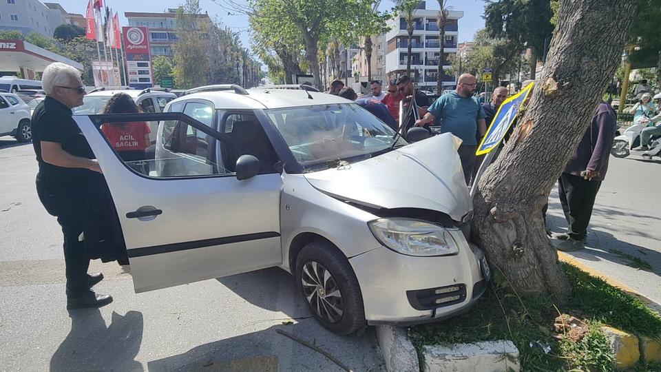 Aydın'da tansiyonu düşen sürücü, yayalara çarpmamak için ağaca çarptı