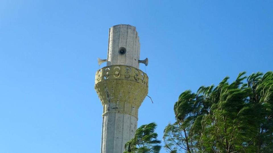 Fırtına minareyi yıktı, ağaçları söktü