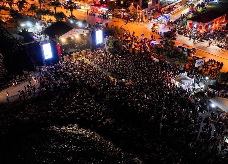 Kuşadası'nda Cumhuriyet coşkusu sokaklara taştı