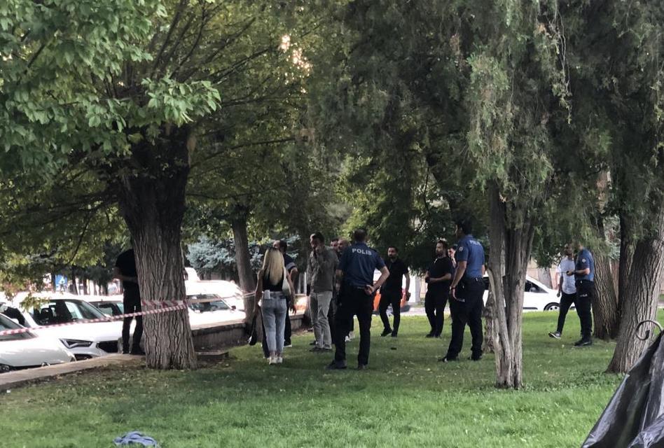 Bunalıma giren baba, kızının gözü önünde boğazına bıçak dayadı