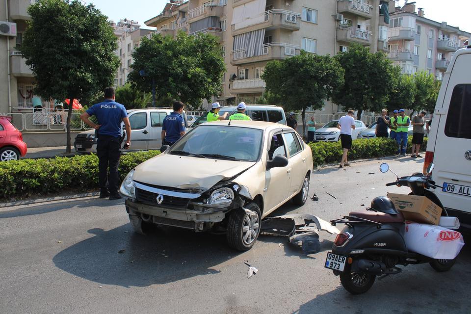 Aydın'da direksiyon hakimiyetini kaybetti, karşı şeritteki otomobile çarptı