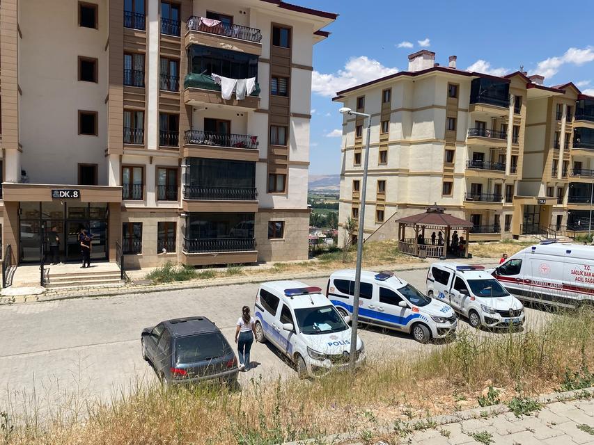 Anne ve babasını rehin aldı