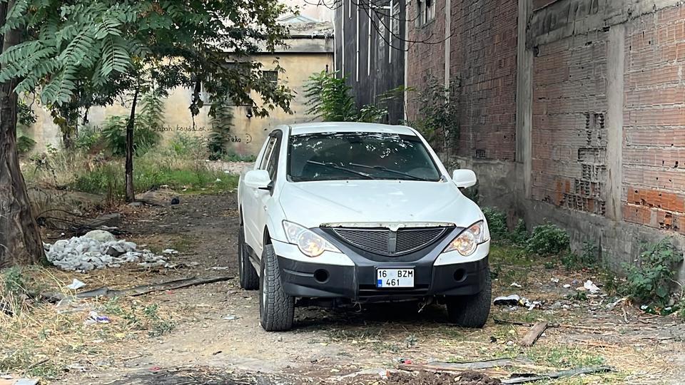 Kendini otomobile kilitleyen kadın ekiplere zor anlar yaşattı