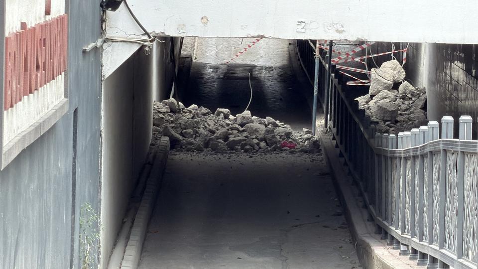 Alt geçidin tavanı çöktü: Yol ulaşıma kapandı