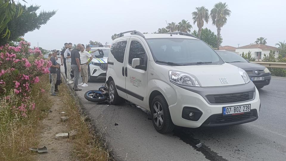 Emniyet şeridinde duran araca motosiklet çarptı: 1 ağır yaralı