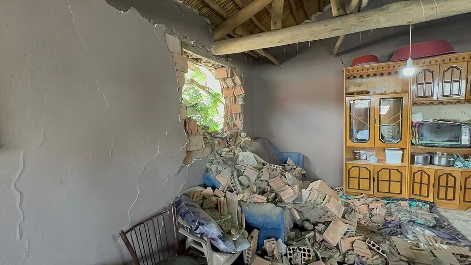 Afyonkarahisar’da patpat diye tabir edilen tarım aracı kontrolden çıkarak bir evin duvarına çarparak oturma odasının içine girdi. Olayda şans eseri ölen ya da yaralanan olmadı.